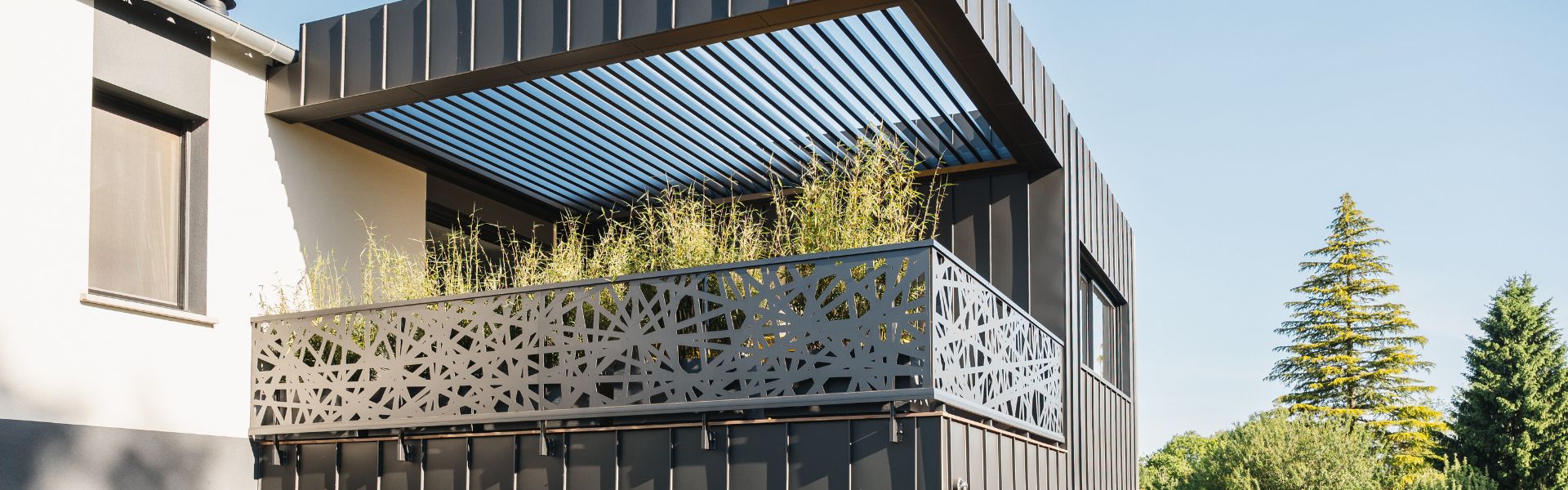 garde-corps aluminium et pergola bioclimatique