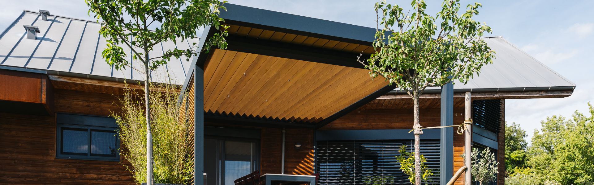 pergola bioclimatique alu et lames ton bois