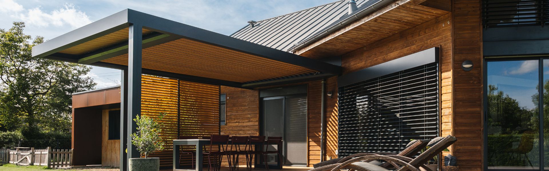 pergola bioclimatique Aveyron en aluminium et lames ton bois