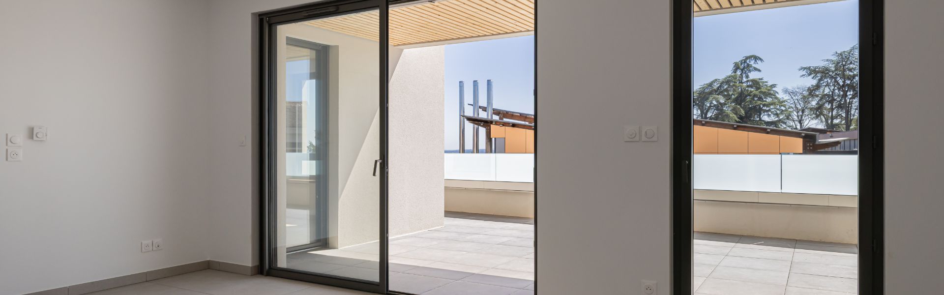 Baie coulissante aluminium 6700 Sepalumic dans un logement collectif près de Lyon